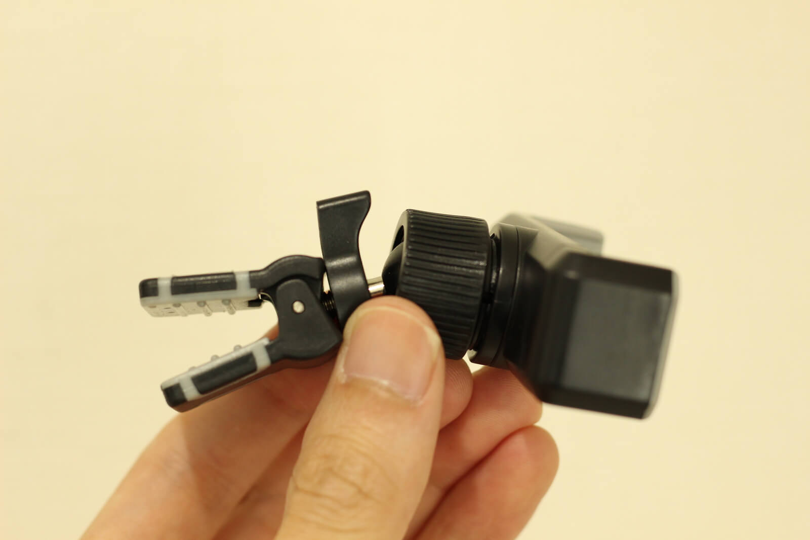 ホルダーを横から見た図。本体とホルダーの角度固定はねじ巻き式です