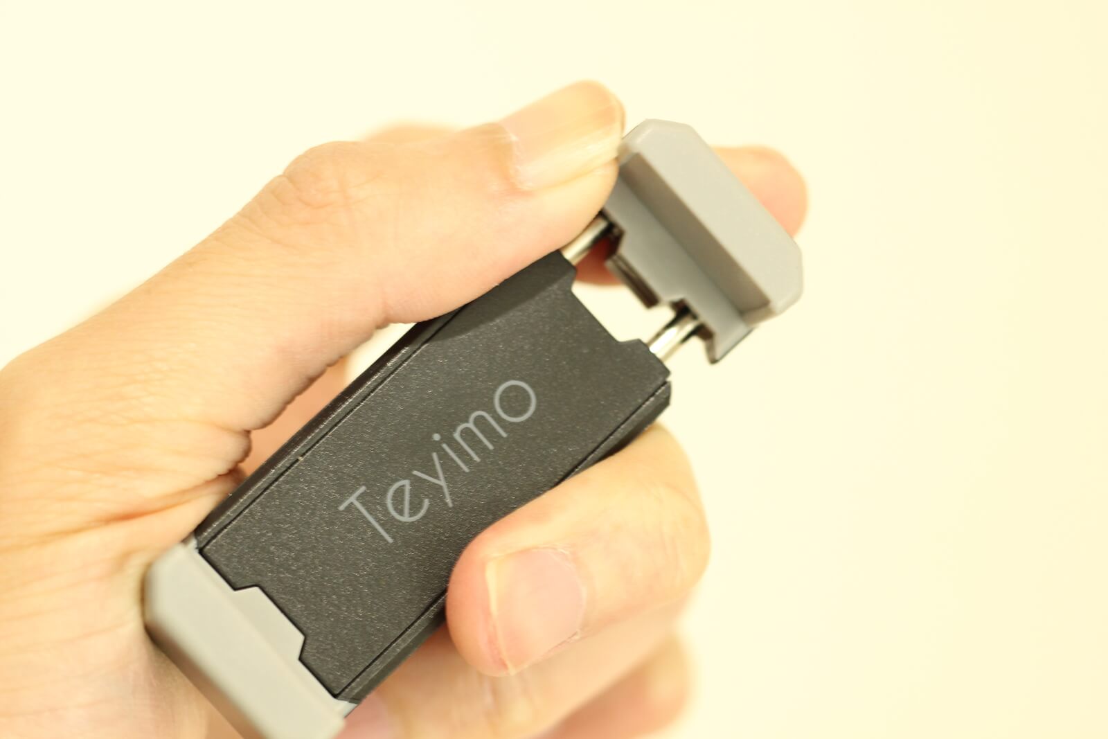 スマホホルダー部は右側だけに開く構造