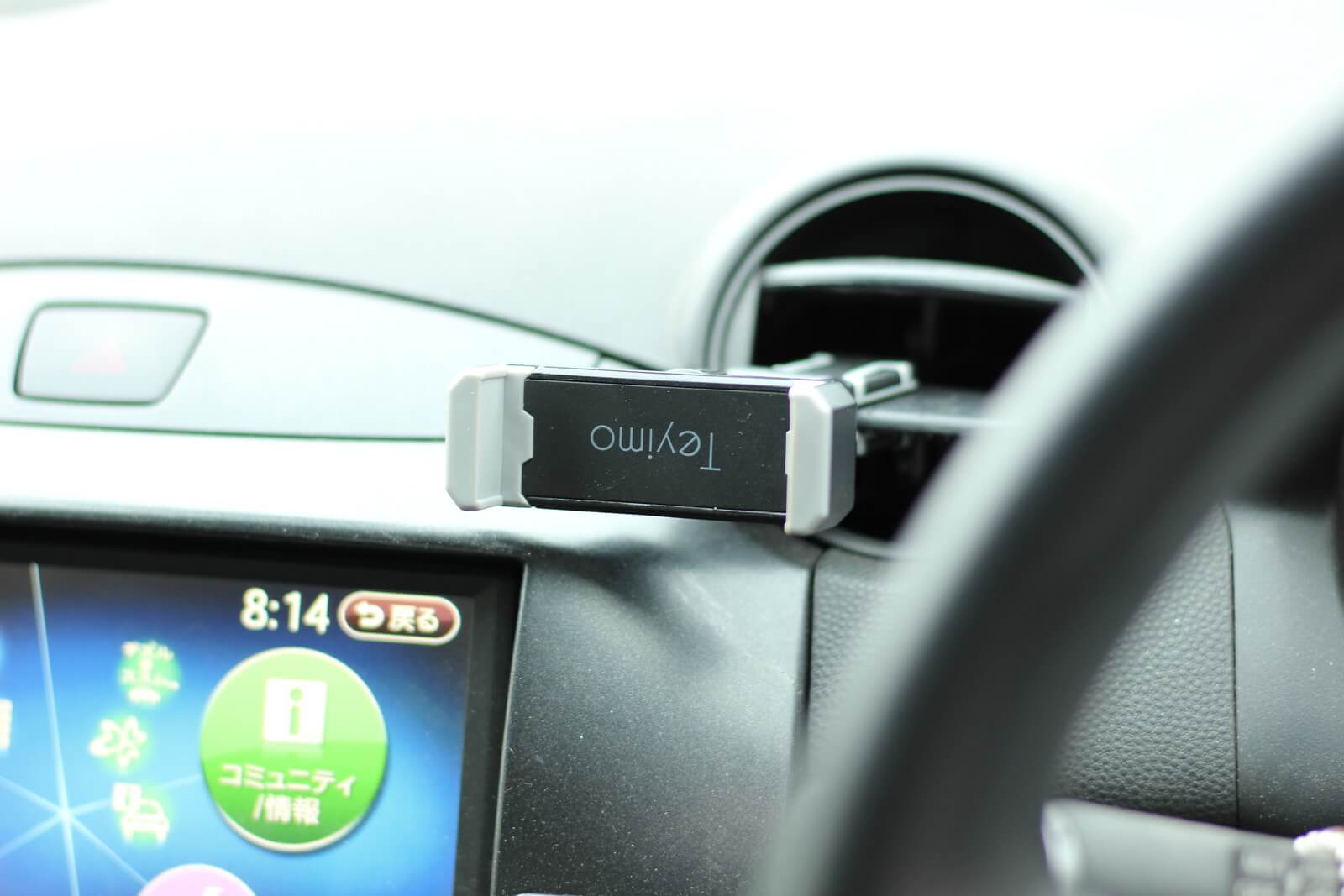 実際にスマホホルダーを車につけて見た図。コンパクトでいい