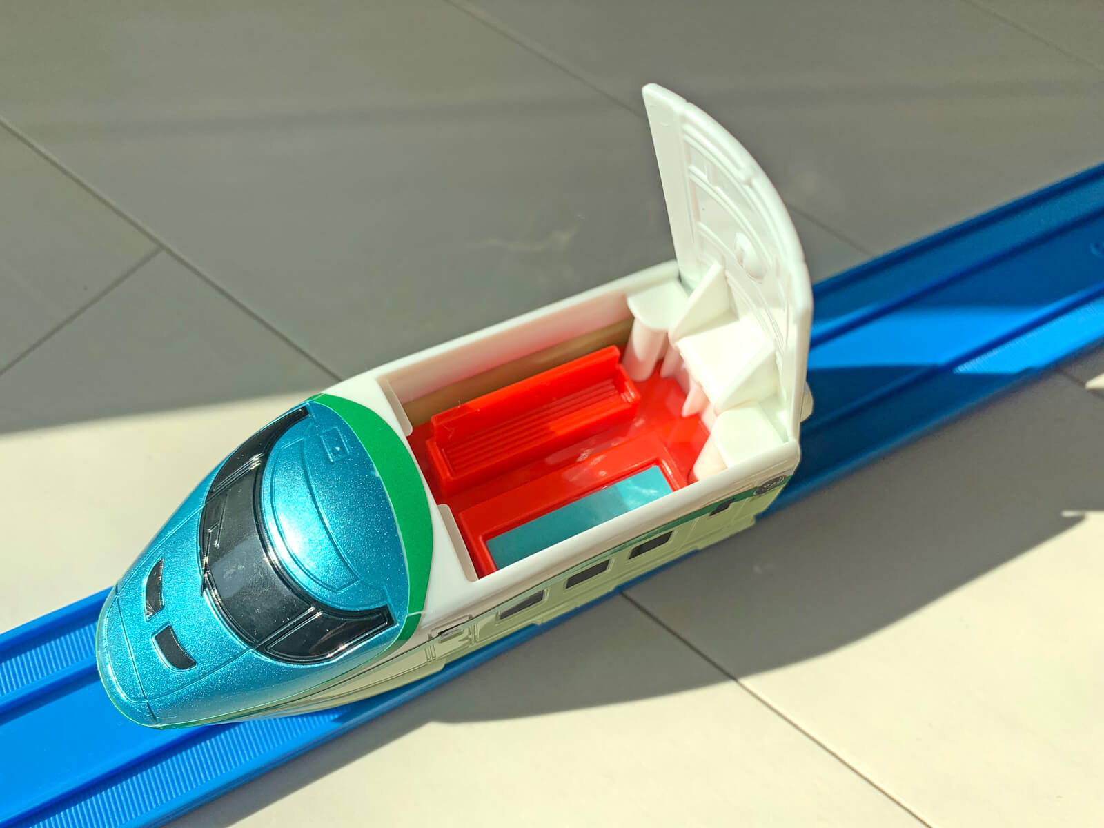 車体の上部がひらくギミック